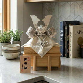 五月人形 コンパクト 合せ白銀七宝彫り銀牡丹大鍬兜 兜飾り 木目調お櫃飾り 横幅26cm 7号兜 おしゃれ 北欧風 モダン インテリア シルバー 黒 男の子 初節句 お祝い 端午の節句 こどもの日