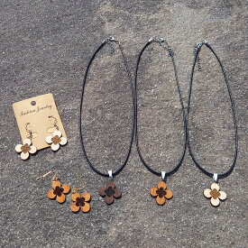 木製のアクセサリー（クローバー）天然木材　木製　イヤリング　ピアス　ゴールド　シルバー　アクセサリー　ウォルナット　チェリー　旭川家具　軽い　クローバー　四つ葉　幸せを呼ぶ