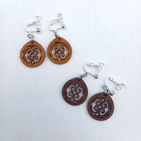 木製のアクセサリー（文様）天然木材　木製　イヤリング　ピアス　ゴールド　シルバー　アクセサリー　ウォルナット　チェリー　旭川家具　軽い　しずく型　アイヌ文様