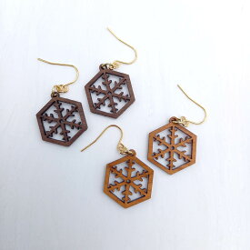木製のアクセサリー（雪の結晶）天然木材　木製　イヤリング　ピアス　ゴールド　シルバー　アクセサリー　ウォルナット　チェリー　旭川家具　軽い　雪の結晶　雪