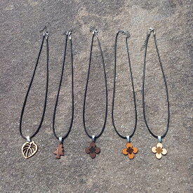 木製トップのネックレス天然木材 ネックレス 長さ調整可能 クローバー 葉っぱ 雪の結晶 丸形 短冊 植物モチーフ アイヌ文様 軽い