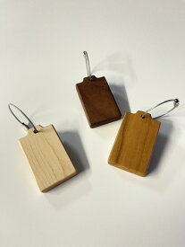 キーホルダー 横4cm×縦6cm×高さ0.9cm 天然木 無垢材 旭川家具 国産 自然派 ナチュラル シンプル おしゃれ 木製 キーホルダー角 キーリング 木製 ウォルナット チェリー メープル 寄木 プレゼント ギフト 祝い