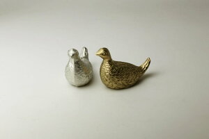 雷鳥のはしおき(錫,真鍮)/能作/箸置き/雷鳥/サンダーバードではない/ライチョウ/動物/鳥/モチーフ/小物/カトラリー/可愛い/大き目/ペア/夫婦/つがい/結婚祝い/引っ越し祝い/新居祝い/プレゼント/ギフト/贈り物/友達/色違い/金属/天然記念物/可愛い/おしゃれ/
