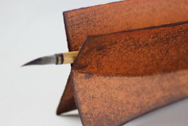 UL WASHI 漆和紙 折りたたみ式ペン/ブラシホルダー小 UW-021 ペンホルダー 筆置き 漆 和紙 越前和紙 杉原商店 福井県越前市 高級 高級感 モダン 和モダン おしゃれ 還暦 友人 上司 夫婦 結婚 新居 引っ越し 祝い 記念日 記念品 プレゼント 贈り物 贈答用