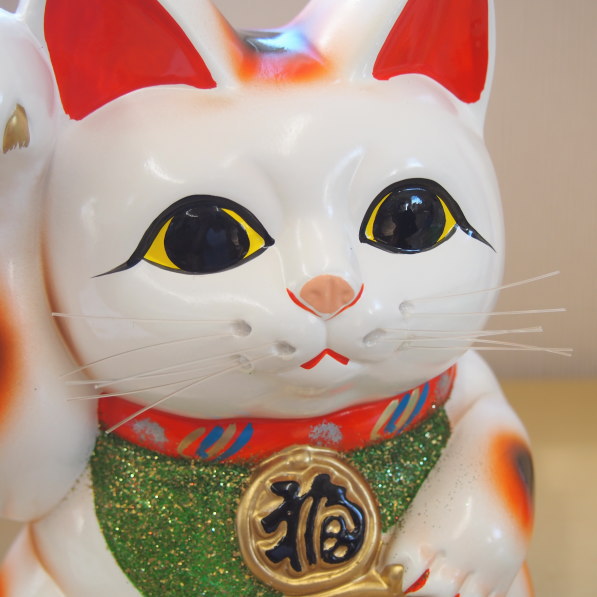 【楽天市場】招き猫 置物 縁起物 常滑焼 開運招福 白小判猫 8号 右手 