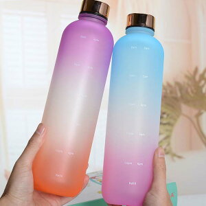 【6%OFFクーポン】ウォーターボトル 水筒1リットル 水筒 1l 1リットル 水筒 ウォーター ボトル タイムマーカー かわいい 直飲み 女の子 男の子 目盛り おしゃれ 女子 男子 子供 キッズ 可愛い