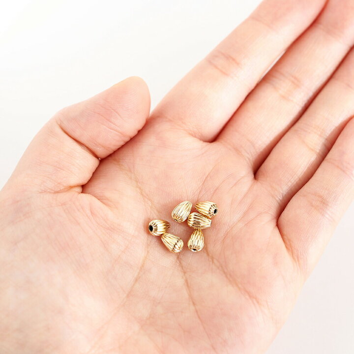 楽天市場】アクセサリーパーツ スジ入りドロップメタルビーズ ゴールド 