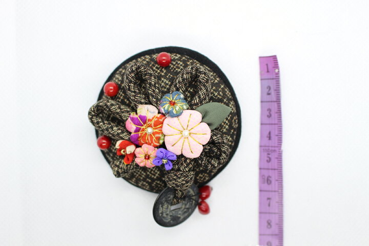 楽天市場 ブローチ 古銭花付きブローチ 花 日本 着物 リメイク 和雑貨 アクサセリー ハンドメイド 手作り 古布 手芸 古銭 大島 珊瑚粒 オリジナル ブローチピン 和風雑貨専門店 古楽 小物