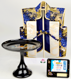 五月人形 【北寿】お祝いセット金襴（中）お祝いにあったらいい物 3点セット1.陣羽織(上）金襴2.JI-503高坏（大）3.オルゴール(中）菖蒲※単品購入よりもお得です！