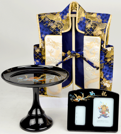 五月人形 【北寿】お祝いセット　上(大）金襴お祝いにあったらいい物 3点セット1.陣羽織（上）金襴2.JI-513高坏（大）3.JI-501オルゴール(大）※単品購入よりもお得です！