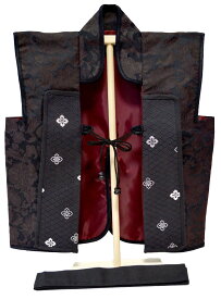 五月人形 【北寿】陣羽織 黒（牡丹に鳳凰）黒はちまき付木製専用飾り台付※日本製 西陣織生地使用の極上仕立て！※別売り　烏帽子（+1,200円）