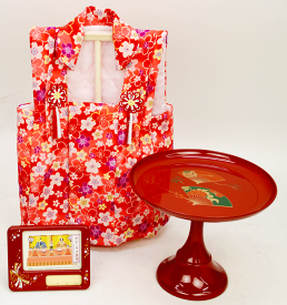 ひな人形 【北寿】お祝いセット（中）お祝いにあったらいい物　3点セット1.ちりめん被布着2.JI314高坏（大）3.名姫札オルゴール(中）朱桜※単品購入よりもお得です！※日本製のちりめん被布着は色が選べます。（赤・ピンク）ひな祭りのお祝いに