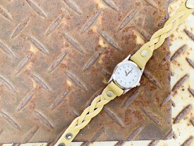 ▲EDGE 柔らかな木漏れ日のワサビカーキ「エッジニット 腕時計」手元スッキリ見せ