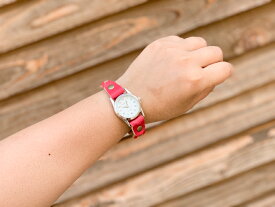 ▲EDGE モノトーンコーデに合わせたい赤メッシュ「エッジニット 腕時計」手元スッキリ見せ