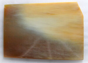 水牛板材、本オランダ水牛板。乳白色ブロンド(天然色)。縦約92〜82.5m/m・横約128〜112mm・厚み6.5〜6m/m。重さ85g。空胴の部位をプレスした板。下の写真は皮の面です。加工方法在中。日本製