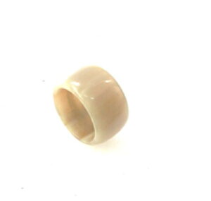 開運グッズ、水牛指輪・25号。大きなサイズ・幅広。特上黄金色(天然色)・内径21m/m(25号)・幅15m/m・(天然色)・外径28m/m・厚み3.2m/m・芯抜き技法・本オランダ水牛角。三つの画像は同一