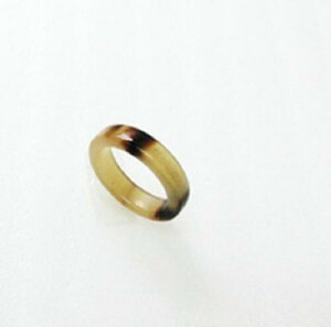 開運グッズ。水牛角指輪・13号、決断の白黒(天然色)。外径約23m/m・内径約17m/m(13号)。幅約5.5m/m前後・厚み3m/m。三つの画像は同一のものです。サイズ調整方法在中。日本製。ゆうパケッ