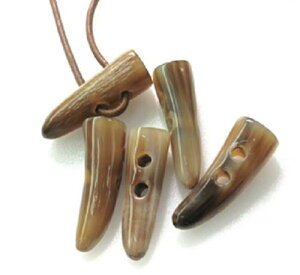 水牛ダッフルボタン・55mm。5個(セット)の価格。特上薄茶(天然色)・長さ55m/m・二つ穴(紐穴の径6m/m)。日本製。ゆうメール便。