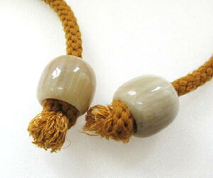 水牛(角)紐止22、円(まどか)。特注品。特上白(天然色)・直径22m/m・二段穴、紐穴の径(太い穴13.5m/m・細い穴7.5m/m)・本オランダ水牛角。2個(一対)の価格。日本製。ゆうメール便。