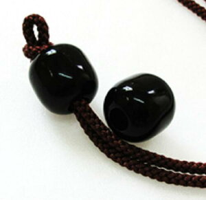 水牛(角)紐止22、円(まどか)。特注品。直径22m/m・黒(天然色)・二段穴、紐穴の径(太い穴13.5m/m・細い穴7.5m/m)・本水牛。一対(2個)の価格。日本製。ゆうパケット便。