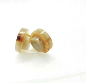 水牛角ボタン、足付ボタン22。特上一天赤(天然色)・直径22m/m・厚み9m/m(胴部5m/m・足部4m/m)・芯持ち・本オランダ水牛。2個(一対)の価格です。日本製。ゆうメール便。