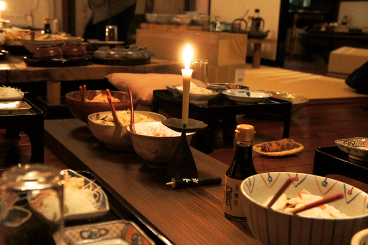 時代劇のような 和燭台と和蠟燭 癒しの灯り