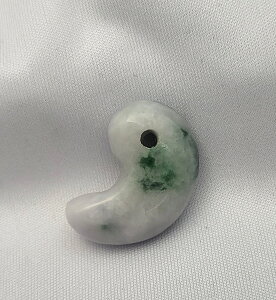 翡翠 (ひすい)勾玉 まがたま 25.5mm×12mm  天然石 パワーストーン ミャンマー産 〈20〉