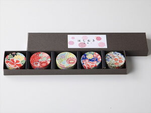 華舞箸置揃※箱入り箱:25.5×5.5×1.8cm※こちらは銅板転写という技法のものですそのため一枚の文様紙に刷られた物を器面に転写する絵付けのため、柄の出方が個々でかなり違いがあります。