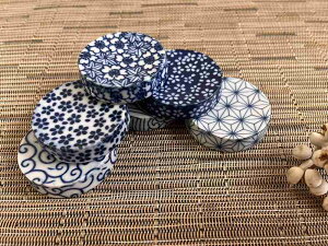 染付絵変り箸置6種類あります※箱入りギフトもあります※こちらは銅板転写という技法のものですそのため一枚の文様紙に刷られた物を器面に転写する絵付けのため、柄の出方が個々で違い