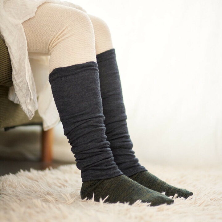 memeri シルクウール2重編レッグウォーマー 肌に触れる内側はシルク、外側は柔らかく保温性が高いウールを使用した２重編みのレッグウォーマーです  シルクは汗を吸収し、しっとりしたやさしい風合いになり、外側のウールは柔らかく、真冬の寒い日でもやさしく温めてくれます◎ くらしきぬ シルク＆ウール レッグウォーマー 厚手ロング丈