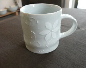 【砥部焼】イッチン 花マグカップ【陶彩窯】ティーカップ コーヒーカップ 花柄 白磁 フラワー カフェ おしゃれ【陶器/焼物/食器】