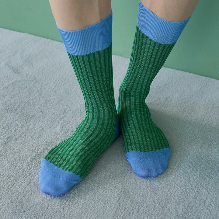 緑のストライプの靴下です