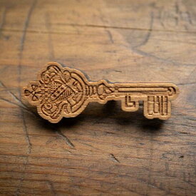 【木tch】クルミの木・ブローチ　key / キー