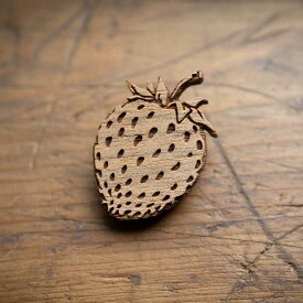 【木tch】クルミの木・ブローチ　ストロベリー（strawberry）