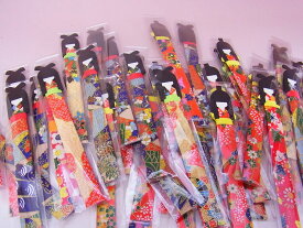 【日本のおみやげ】◆和紙人形手造りしおり当店お任せ（千代紙はアソート）お買い得50本入りセット