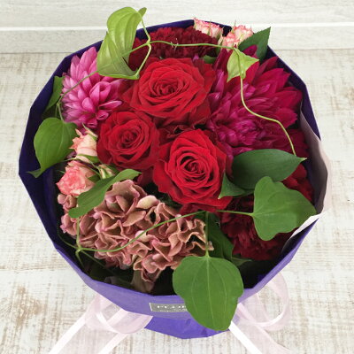 楽天市場 クール便発送 花の女王赤バラとダリア のスタンディングブーケ 6000円 おしゃれ 花束 誕生日 結婚記念日 そのまま飾れる花束 ダリア バラ 花束 赤バラ ピンク レッドダリア 花束 スタンディングブーケ ブーケ 女性 送料無料 花 プレゼント 花 雑貨