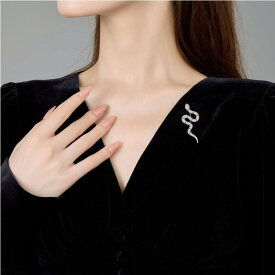 巳年 ブローチ レディース メンズ レトロ 蛇型 かわいい おしゃれ 高級感 モダン 女性 ユニーク 干支 スタイリッシュ ホリデーギフト アクセサリー プレゼント