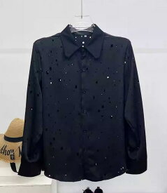 男性服 シャツ 黒 ブラック ホール 四角い 穴あき デザイン ヴィンテージライク トップス メンズ 長袖 春秋 韓国 ハイエンド ハイファッション レトロ モード系 モダン ロック ストリート