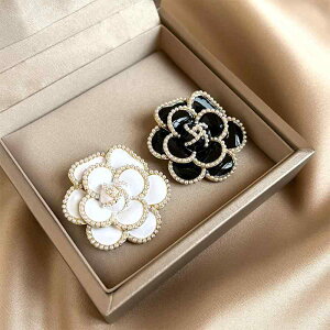 レディース アクセサリー ブローチ 椿 花 立体的 精巧 メッキ 合金 白 黒 コサージュ 人工宝石 パールビーズ エッジ 韓国スタイル 高級 エレガント ドレスアップ