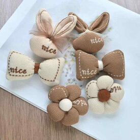 ブローチ セレモニー 卒業式 入学式 胸飾り レディース ガールズ キッズ アクセサリー ピン 布製 ぬいぐるみ 装飾 かわいい バック 帽子 洋服 小花 うさぎ 兔 リボン アイボリー 茶 キュート 手作り ユニーク 小物