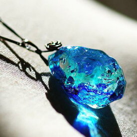 『水の誕生 〜 聖らかな水結晶 〜』 ガラスアクセサリー ネックレス・ペンダント 立体造形タイプ