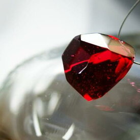 『ワインレッドのかけら』 ガラスアクセサリー ネックレス・ペンダント 立体造形タイプ