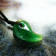 『勾玉 〜 翠の風 〜』 ガラスアクセサリー ネックレス・ペンダ...