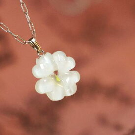 『Pure white clover 〜 Pretty 〜』 ガラスアクセサリー ネックレス・ペンダント ダイカット(平面造形)タイプ