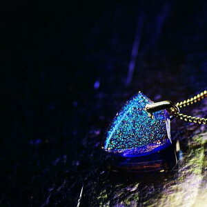 �wDichroic blue emblem�x �K���X�A�N�Z�T���[ �l�b�N���X�E�y���_���g �_�C�J�b�g(���ʑ��`)�^�C�v