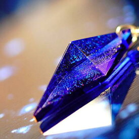 『Pure dream 〜 Royal blue Pyramid 〜』 ガラスアクセサリー ネックレス・ペンダント 立体造形タイプ