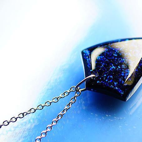 青い無数の星が煌くエンブレム Blue flake emblem ガラスアクセサリー 多角 ペンダント ネックレス 最も 星タイプ 最大72％オフ 四角