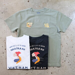 TAILOR TOYO �e�[���[���m�yTT79745�z�ySUKA T-SHIRT EMBROIDERED �gNHATRANG�h�z�X�JT�V���c �h�J �x�g�W���� COTTON100��