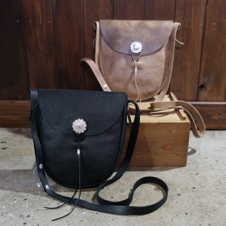 メンズ Commission moto bag ブラック レザーショルダー バッグ MOTOの 
