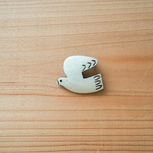 \P2倍+クーポン/ボーンブローチ 鳥 Pigeon| BONE BROOCH バッジ バッチ アクセサリー ピン おしゃれ 上品 自然 ハンドメイド 北欧 ファッション ナチュラル 飾り ブラック アイボリー 鳥 とり